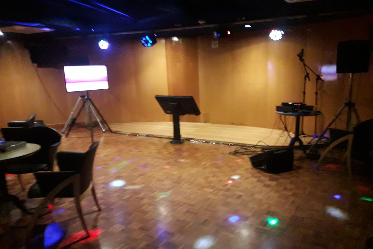 Foto montagem de videoke e karaoke